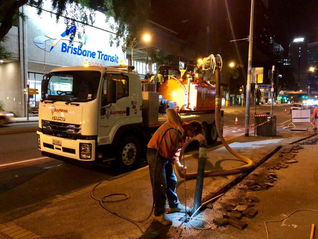 6000L truck digging a slot trench